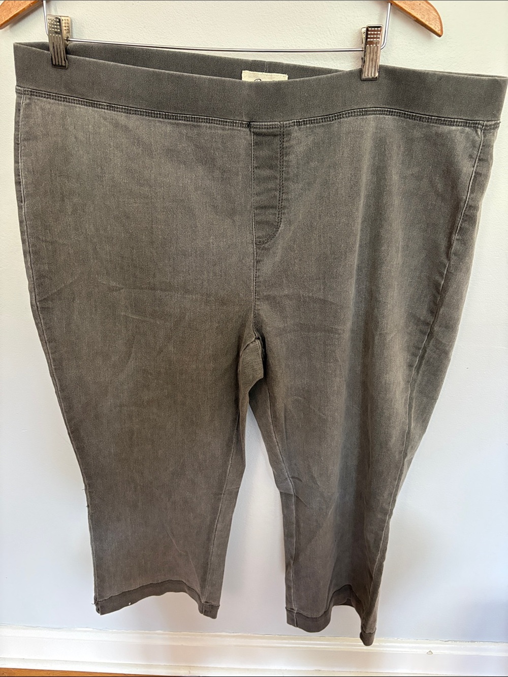 Per Se Cropped Pull-On Jeans in Olive